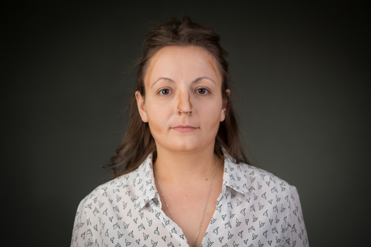 Sculpter les ombres du visage en contouring pour un shooting photo