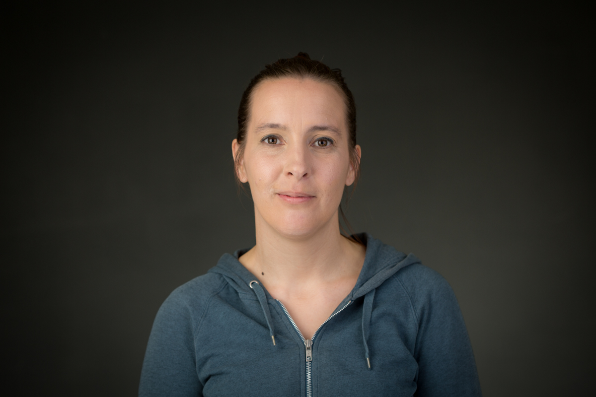 Application du fond de teint pour un maquillage photo en contouring