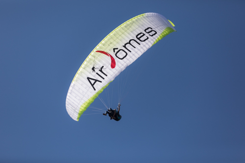 Cours de photo au sommet du Puy de Dôme à Clermont Ferrand pour apprendre comment photographier des parapentes