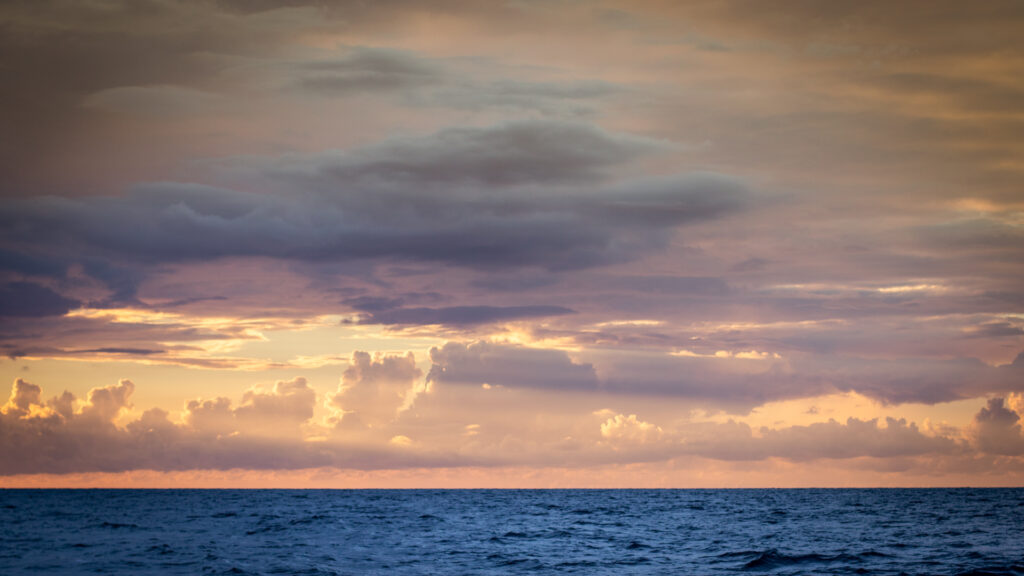 Contrepied de la règle des tiers : Paysage avec l'horizon placé très bas pour renforcer la présence du ciel et donner la sensation d'écrasement de la mer.