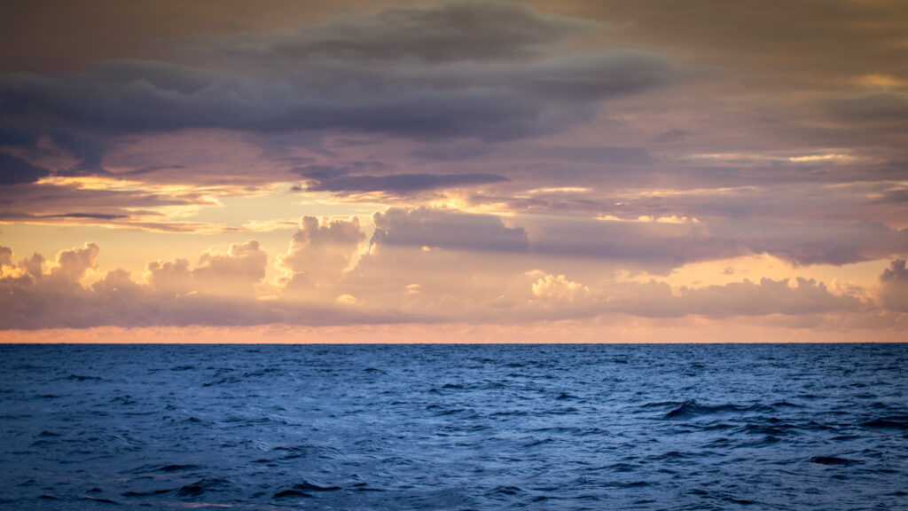 Utilisation de la règle des tiers : Photo de paysage avec l'horizon placé sur la ligne des tiers inférieure pour équilibrer l'image.