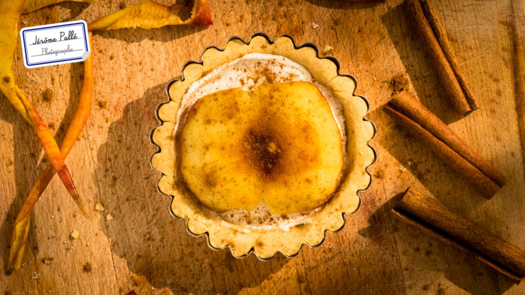 Photographie culinaire de tarte aux pommes avec une lumière changeante.
