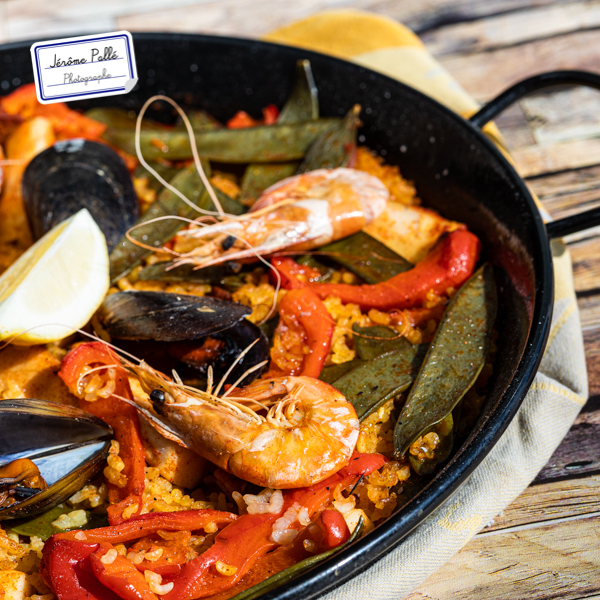 Cadrage en légère plongé pour une photo de plat de paëlla.