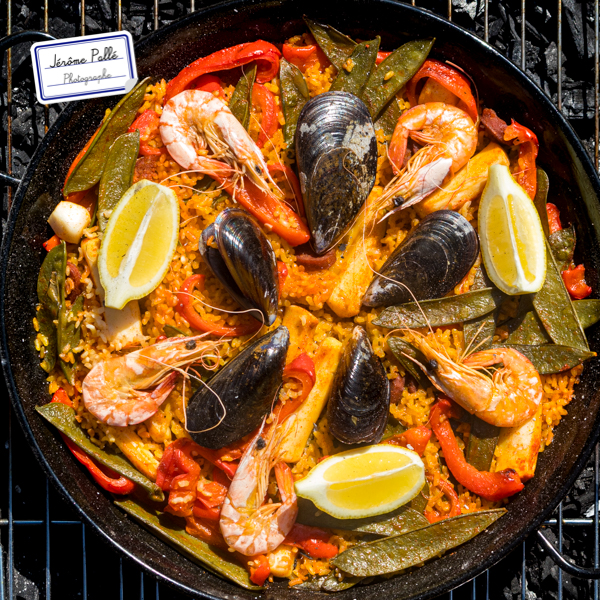 Cadrage en plongé à la verticale du plat pour une photo de paëlla.