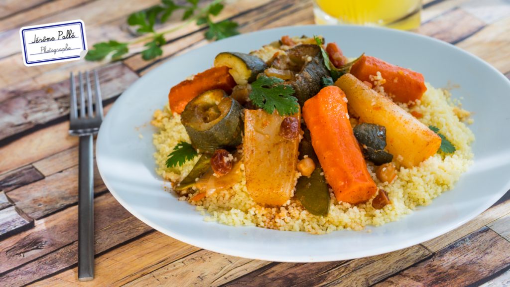 Une photo de plat peut évoquer des saveurs mais aussi une époque ou une région. Ici un plat de couscous décoré avec de la coriandre.