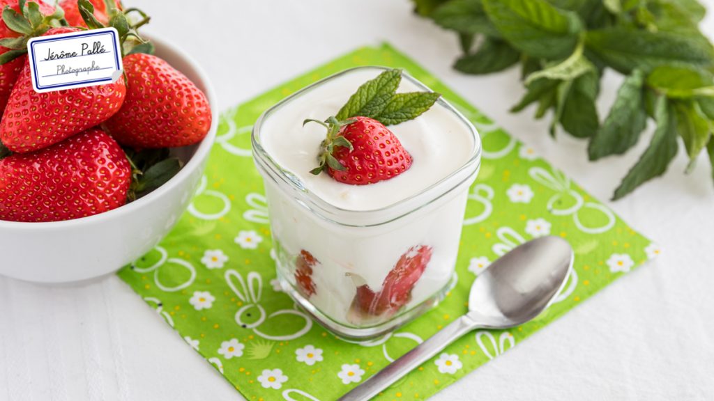 Méthode de cadrage appliqué à la photo de recette. Ici un yaourt aux fraises et à la menthe. 