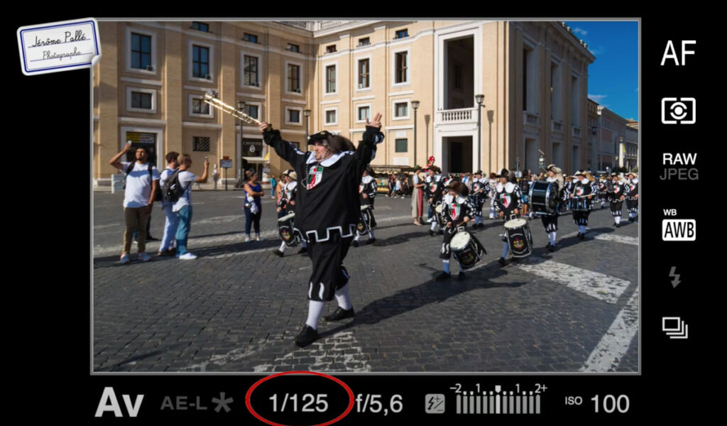 Pour figer un personnage qui marche, une vitesse de 1/125s est souvent suffisante.