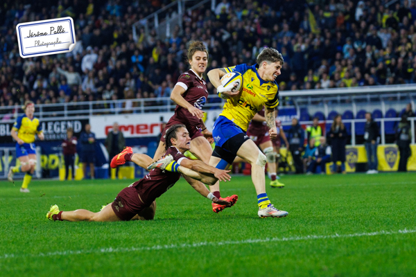 Formation professionnelle en photographie : "Maitriser votre appareil photo numérique et les techniques de reportage". Reportage d'un match de rugby féminin de l'ASM Romagnat au stade Marcel Michelin à Clermont-Ferrand.