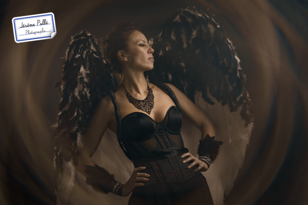 Le filtre photo à spirale. Celui-là, je l’aime bien, car il garde le sujet net au centre tout en créant un effet tournoyant avec des jeux de lumière sur les côtés.