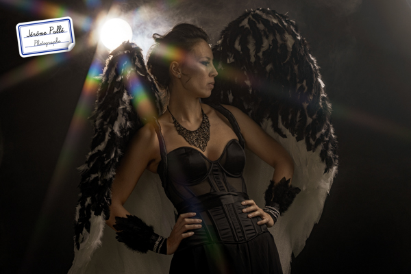 Les filtres photo étoilés : Ils sont au nombre de trois dans une petite pochette, offrant des effets étoilés à 4, 6 ou 8 branches. Je vais vous montrer à la lumière… Voilà, le filtre a des stries (je vois que j’ai laissé de grosses traces de doigts dessus). On les distingue un peu, mais pas très bien sur fond sombre.